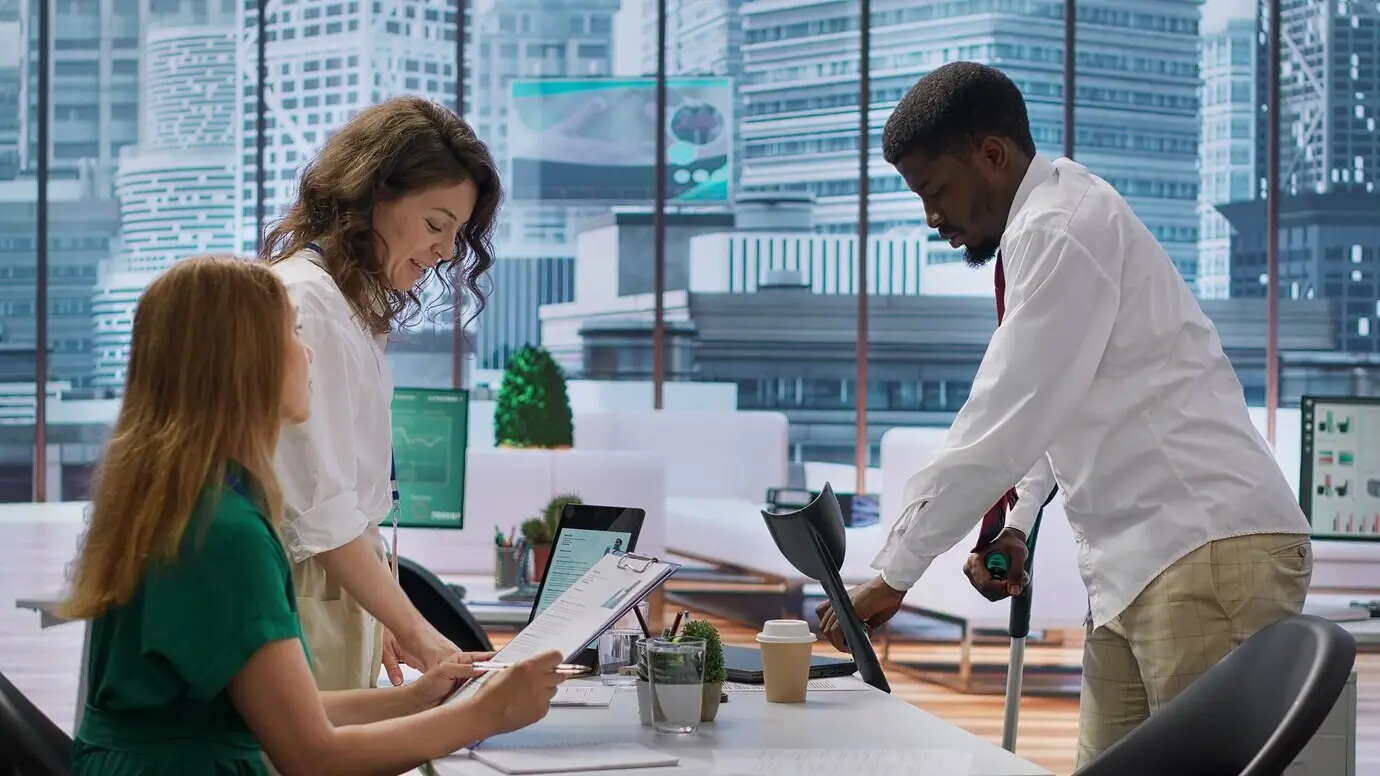 Бизнесмен, идущий на костылях, приходит на собеседование на новую должность.