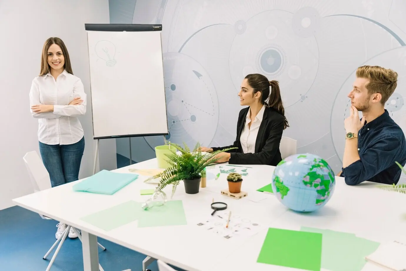 Бизнес-партнеры смотрят на женщину-менеджера, стоящую у флипчарта со сложенными руками.