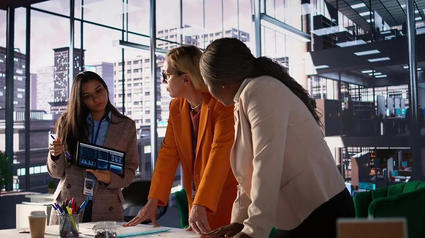 Женщины-руководители из разных этнических групп объединяют усилия на совместном совещании.