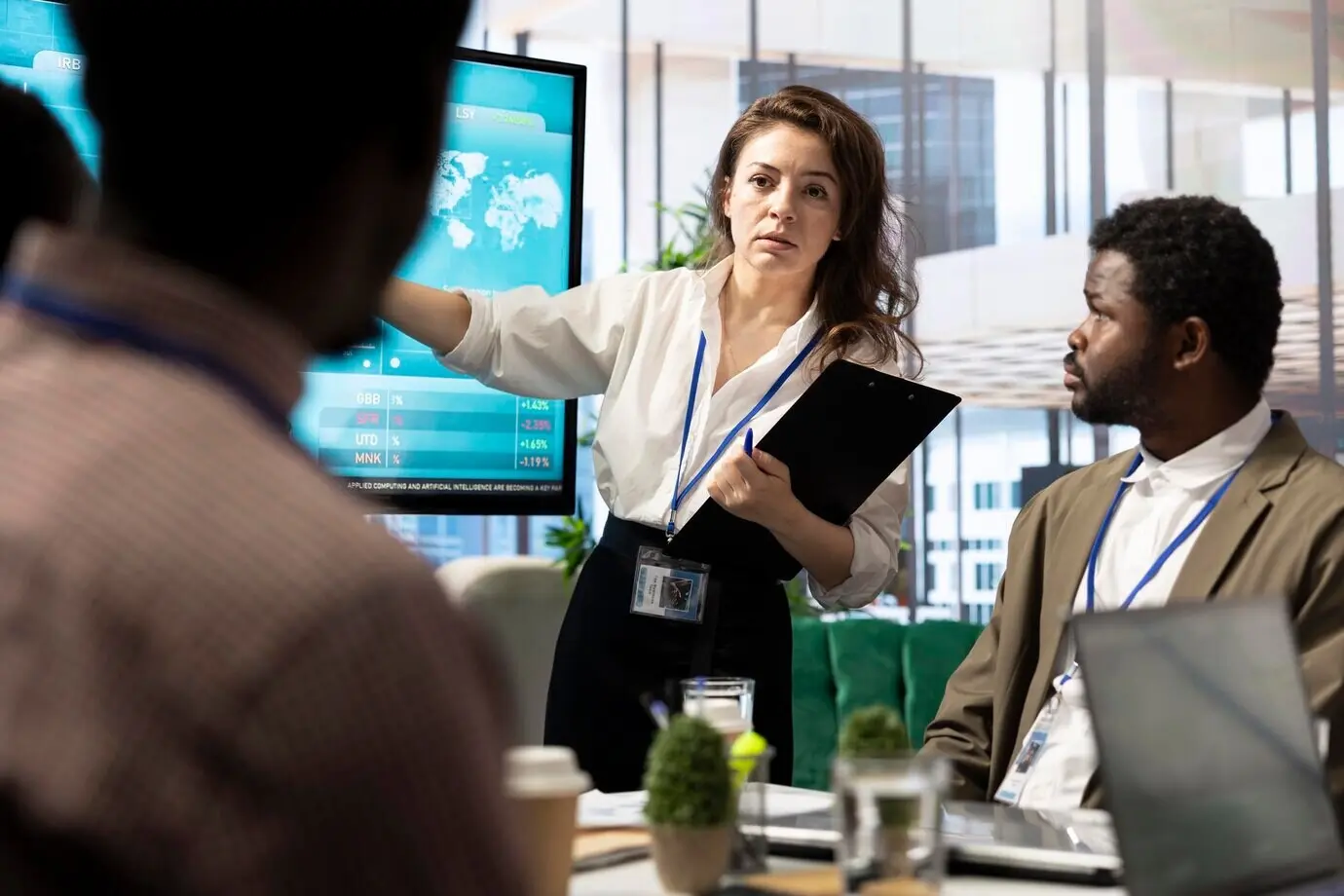 Корпоративные сотрудники изучают детали проекта и временные графики.